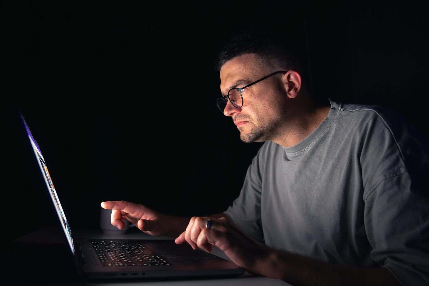 Мужчина за компьютером