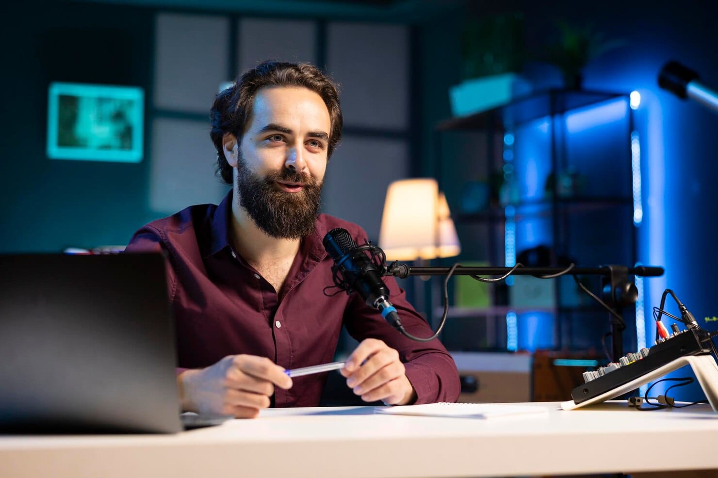 Мужчина даёт интервью