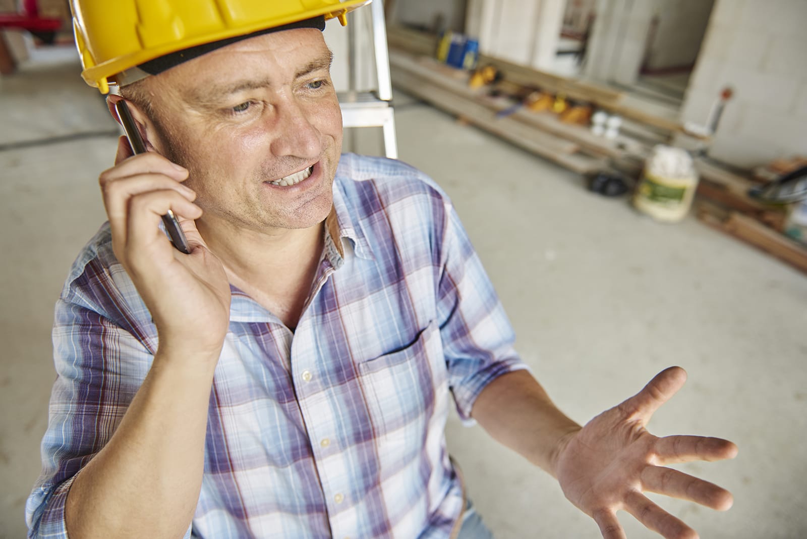 Мастер разговаривает по телефону