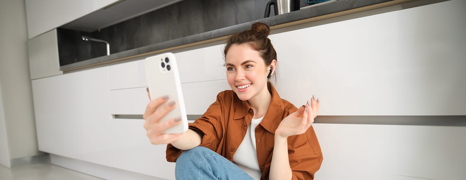 Девушка разговаривает по видеосвязи по телефону