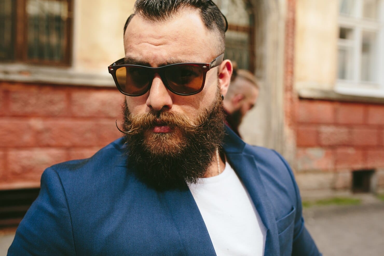 Строитель с УШМ в руках