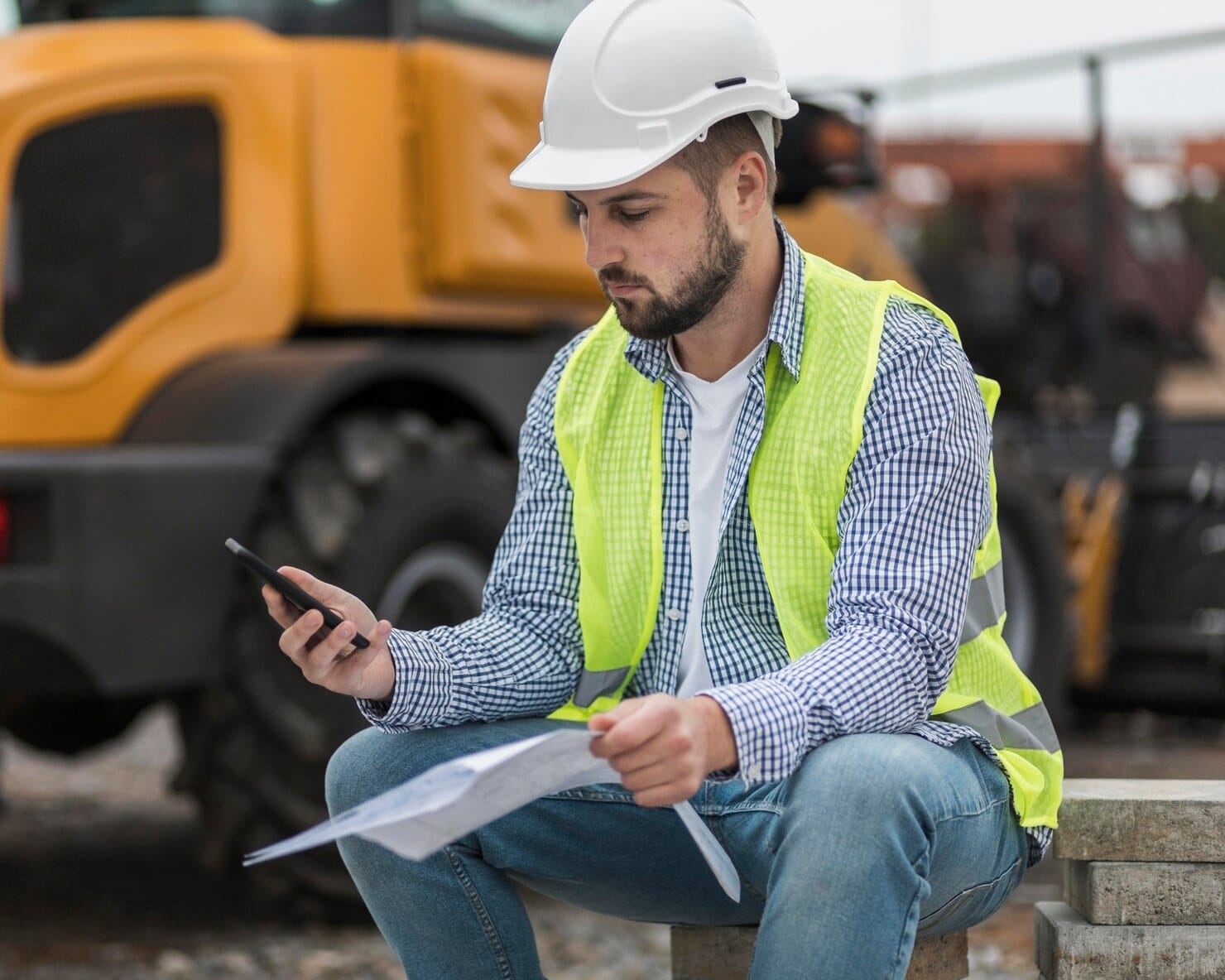 Мужчина в белой каске